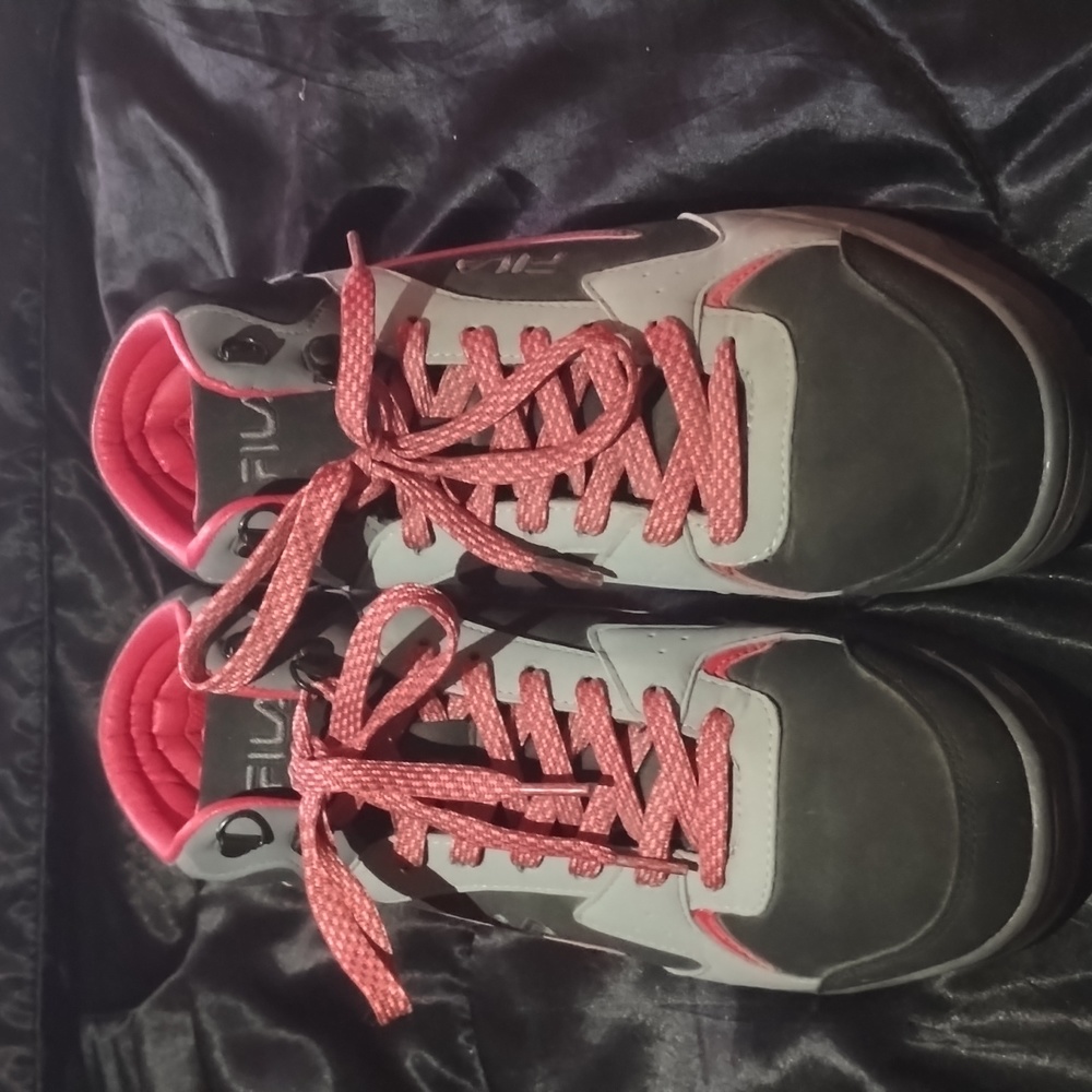 Y2K FILA Mens Size 9 🖤 Black  ♥️ Red 🩶 Gray Suede Leather Pre-owned Like New